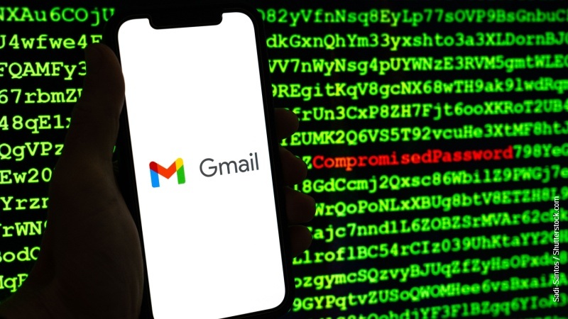 Gmail sullo smartphone e scritte criptate sullo sfondo